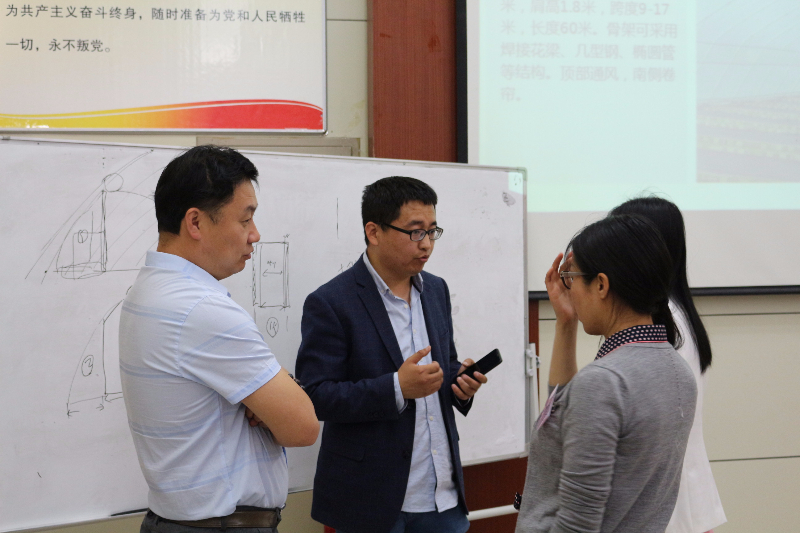 在課堂休息時，學(xué)員請教賈少華老師溫室的選擇與建造的知識